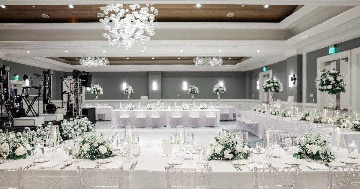 Classic white rooftop wedding at the Hyatt Regency Clearwater Beach